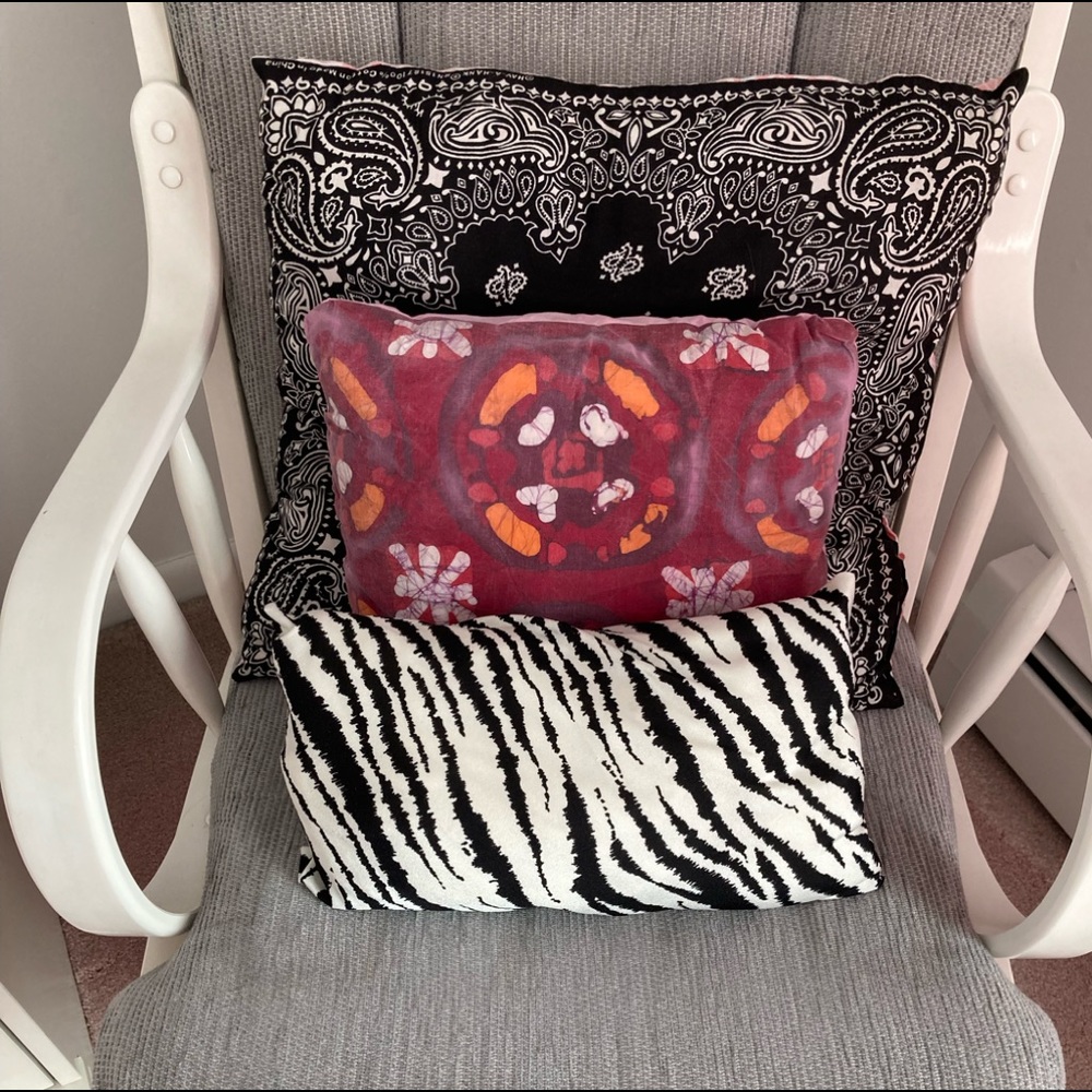 Purse pillow Black and pink pillow 18โ - Great for decoration or as a purse - Picture 3 of 4